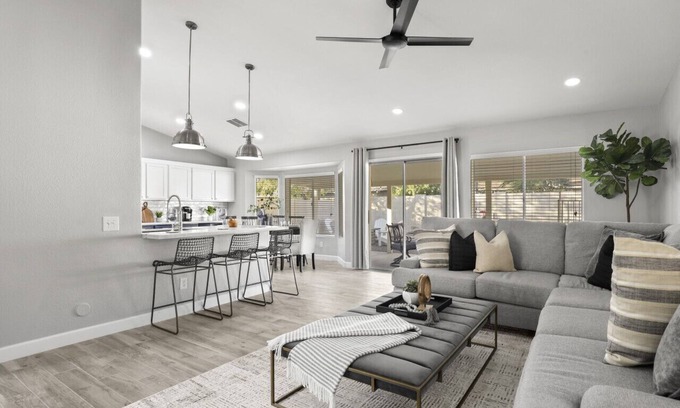 Pivotal Peoria Center House | N Peoria | 15 Golf Courses >15 mins away!