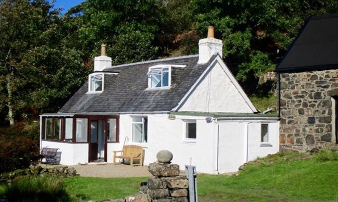 Ulva Cottage | Na Fuarain - Peaceful stone cottage with stunning views