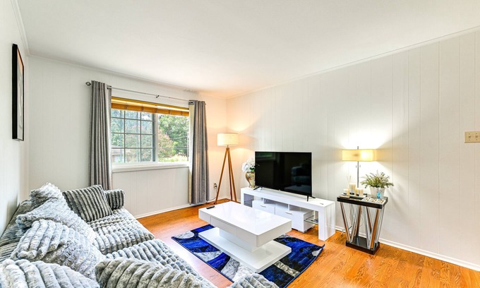 Nacogdoches Apartment | Nacogdoches Luxe 2BR Retreat, Walk to SFA, Pet-Friendly + Superhost Clean