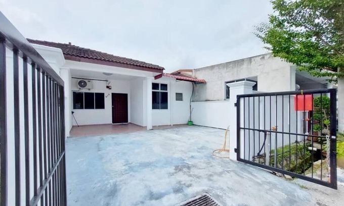 Kampung Kayu Ara House | NAJHAN HOMESTAY : Berehat macam kek ghumah yo.