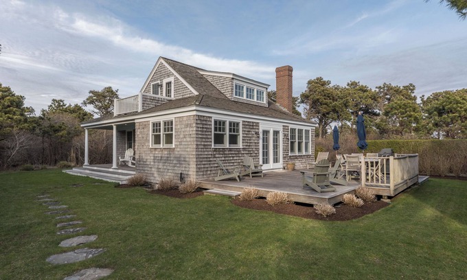 Surfside House | Nantucket getaway minutes to Surfside beaches
