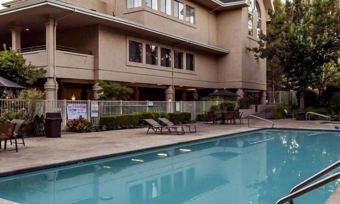 Napa Hotel | Napa's Best-Kept Secret! 3 Comfortable Units, Outdoor Pool, Free Parking!