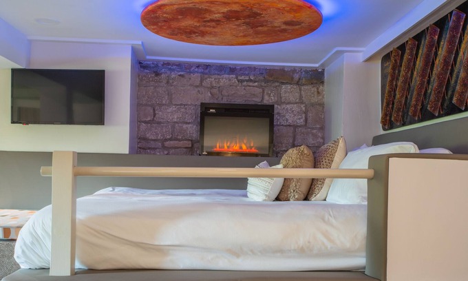 Eureka Springs Historic District Condo | NAPA Suite Hot Tub Downtown Original Art