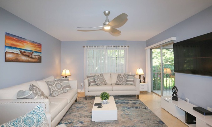 Central Naples Condo | NAPLES BATH AND TENNIS Condo 2BEDS/2BATH - Central Naples
