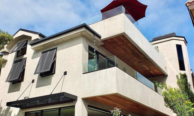Naples House | Naples Luxury Retreat - 2 BDR: Walk to Beach, Dining & Shops