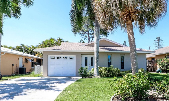 Naples Park House | Naples Park 2bd 2bth