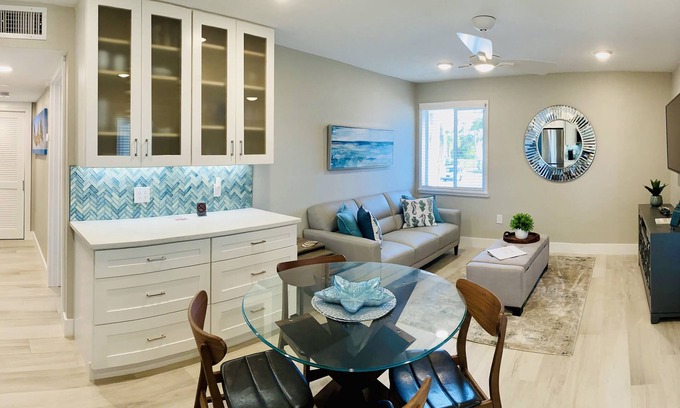 Old Naples Condo | Naples ~ Perfect Location On 5th Avenue ~ 1.5 Block From Beach, Dining, Shopping