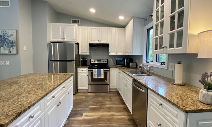 Bonnet Shores House | Narragansett R.I. 5 Bedrooms, 3 full bathrooms, central air on cul-de-sac