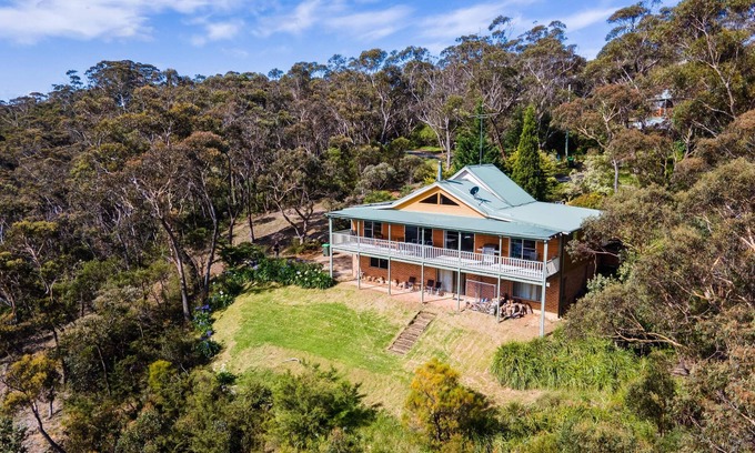 Katoomba Villa | Narrow Neck Lodge - Eclectic Cedar Lodge, 5 Bedroom, 3 Bathroom, Outdoor Jacuzzi, Fireplace, A/C, Ping-Pong, BBQ, Views