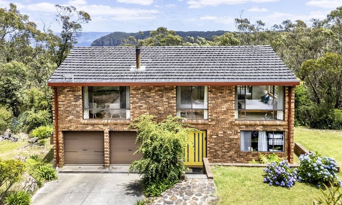 Katoomba House | Narrow Neck Retreat - Two-Storey Brick Home, 4 Bedroom, Fireplace, A/C, Huge Bush Block