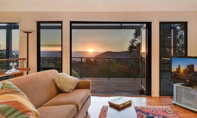 Katoomba House | Narrow Neck Views - Peaceful 4 Bedroom Home with Stunning Views!
