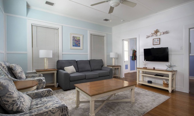 Historic Seaport House | Nassau suite-2 bedroom 2 bath, a block off Duval St w/pool, parking