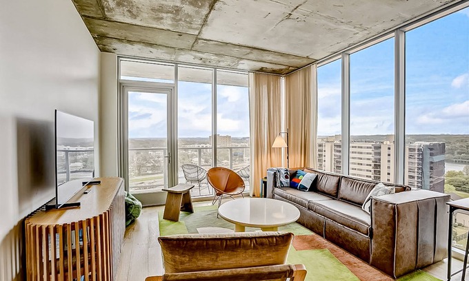 Rainey Street Historic District Condo | Natiivo corner condo with scenic lake-view balcony - rooftop pool & gym