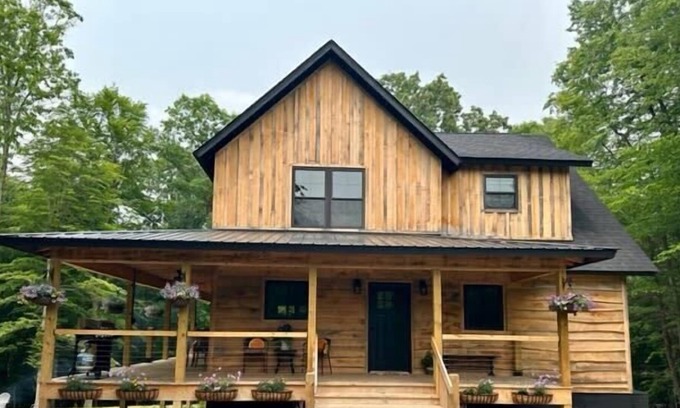 Lansing Cabin | National Park, Huge Hot Tub, Private Retreat