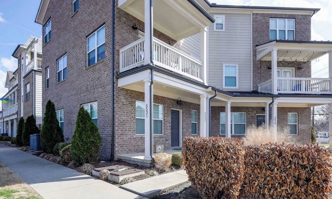 The Nations Condo | Nations Stay | Sleeps 2, Pets OK, Parking, 7min DT