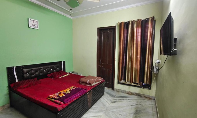 Azadpur House | Natural Light Comfortable Room Friendly Home Stay
