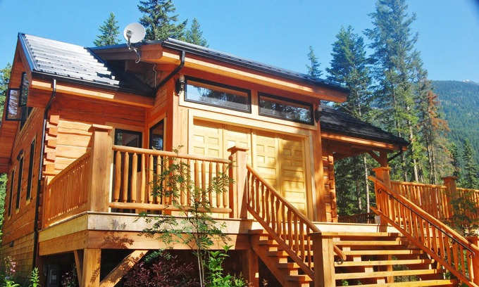 Mount Robson Cabin | Natural Log Lodge in Mt. Robson Park Near Jasper National Park, Alberta