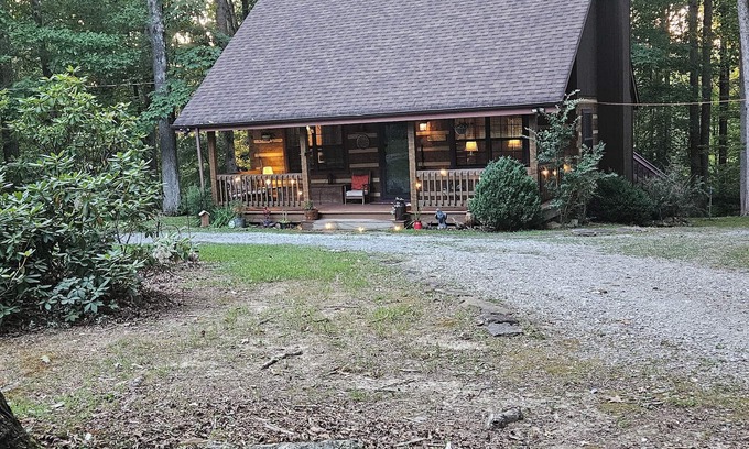 Fairview Cabin | Nature Lovers Paradise- Rustic Cabin on 2 acres with a creek!