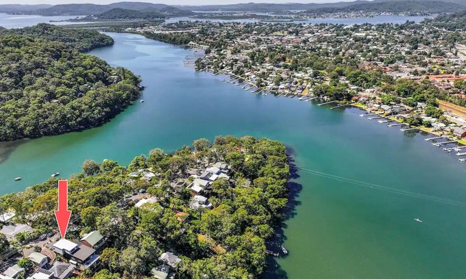 Horsfield Bay House | Nature meets Opulence at Aquilae