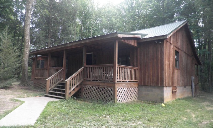 Mt Lookout Cabin | Nature & Privacy with Hot Tub, Fireplace, Firepit & Local outdoor activities!