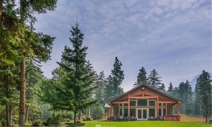 Cle Elum Cabin | Nature Retreat with Wildlife Views, Hot Tub, and Cozy Amenities – Sleeps 12!”