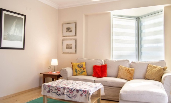 Bayraklı Apartment | Nature View Flat w Balcony 9 min to Bayrakli Coast