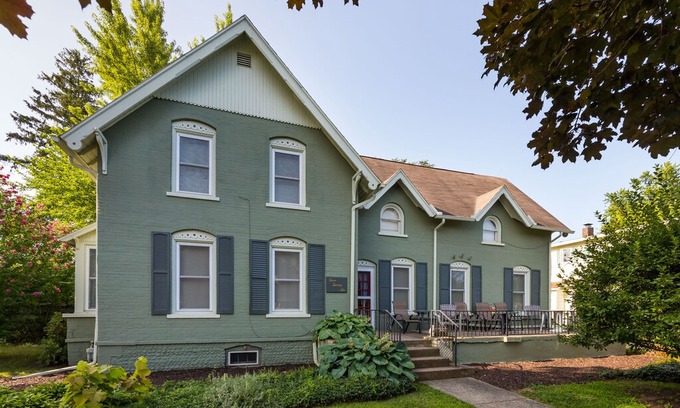 South Haven House | Nautical Beach Club - Large Michigan Avenue Home, Walk to the Beach and Downtown