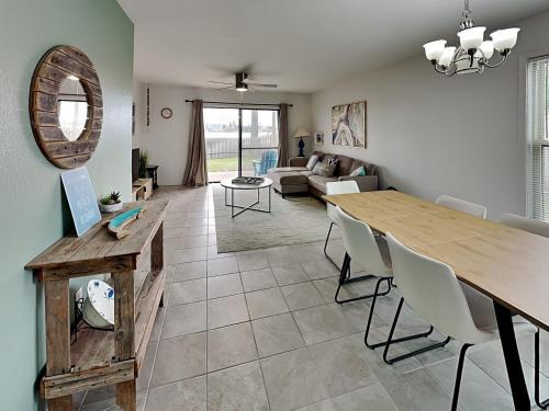 Harbor Oaks Apartment | Nautical Nook