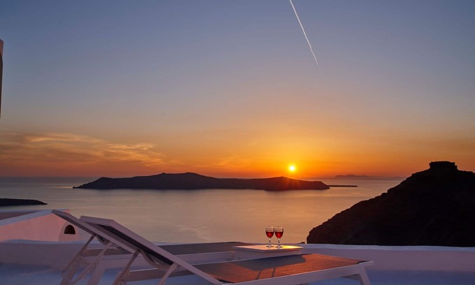 Firostefani Villa | Nautilus,3 bedroom character villa with outdoors jacuzzi and fantastic sea views