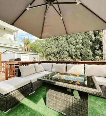 Crown Point House | Navigate Stays Beach Cottage with Backyard & Parking