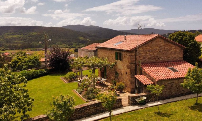Ponteceso House | nCasa do demo Historic stone house