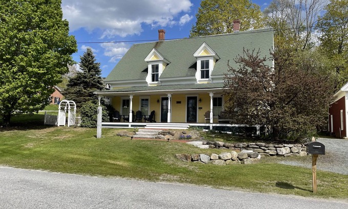 Sunapee House | NE Farm House w/en suite bathrooms - 4 mins from Harbor/7 mins to Mountain!