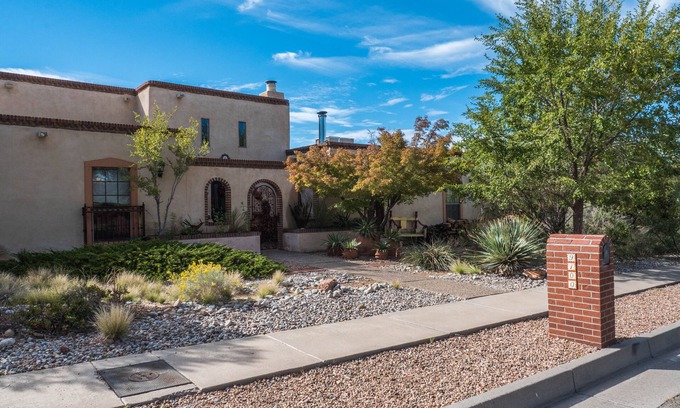Academy Estates East House | NE Heights Luxurious Retreat, Large Group Capacity