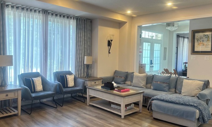 Niagara Falls House | Near 3m Costco plaza. 5m to Walmart Close QEW highway. 8m to Niagara Falls.