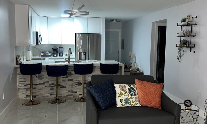 Hialeah Apartment | Near Airport king size bed parking
