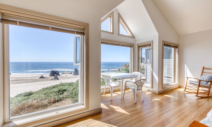 Bandon Condo | Near Beach condo w/amazing ocean view - dogs OK