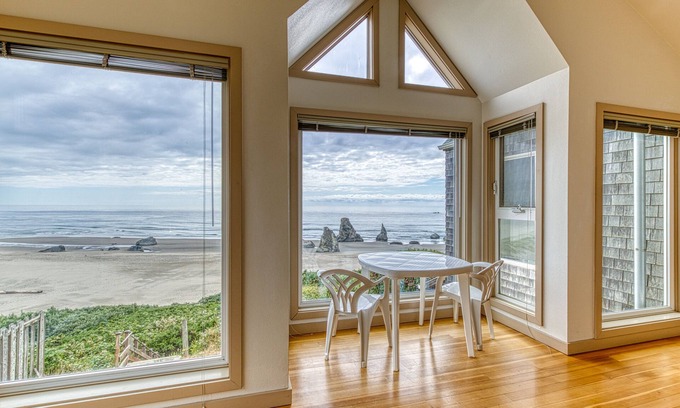 Bandon Condo | Near Beach Condo w/Lovely Ocean Views- Dogs OK
