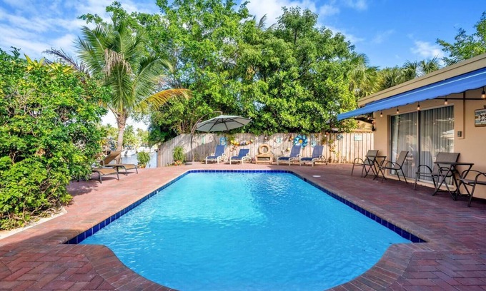 Garden Isles House | Near beach, spacious 4bd, pool/waterfront/paddle boards.