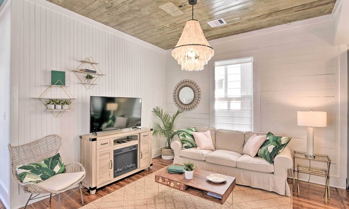 Galveston Cottage | Near Beach & Strand: Bright Cottage in Galveston