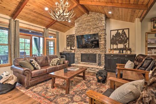 Upper Moonridge House | Near Bear Mountain and Big Bear Lake Gem with Hot Tub
