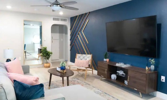 Phoenix House | Near Camelback, 7 mins from Airport, Sleeps 11