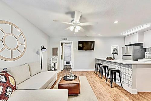 Old East Dallas Apartment | Near Deep Ellum Downtown Dallas Flat