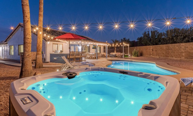 East Mesa House | Near Golf & Trails, Htd POOL, Spa, Putt Green, Fire Pit, Patio TV, Poker & Pool Tables