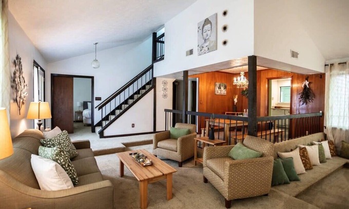 Montgomery House | Near Hospital & Dining- Merry on Moorcroft