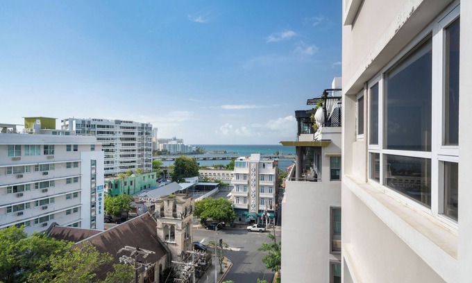 Miramar Apartment | Near La Placita & Old San Juan | Free Breakfast | Free Parking | TV With Netflix