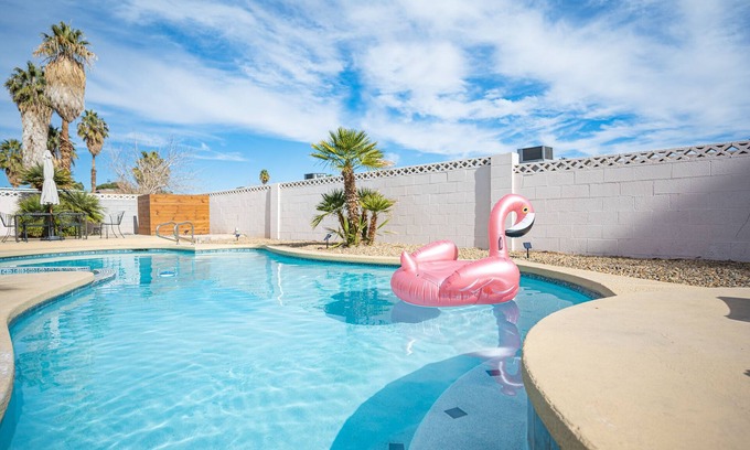 Paradise House | Near Las Vegas Strip House w/ beautiful Pool, Jacuzzi, BBQ, large TVs