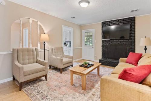 Gunter Afs House | Near Parks Dining & Shopping - Glade Park Gem