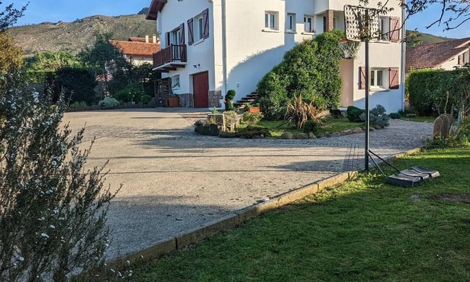 Ascain Apartment | Near Rhune/beaches, new apartment on the ground floor of a Basque house. Pets welcome!