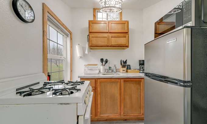 Murphy Apartment | Near Rivers & Trails: Cabin in Rural Grants Pass