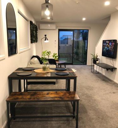 Addington Apartment | Near Stadium and railway station 3 beds 1 bath townhouse with Car Park onsite